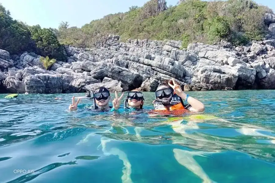 Снорклинг над коралловым рифом в морском парке Ангтонг